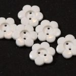 BG101136 Nylon Button 2 hole Daisy - 24L (15mm), White